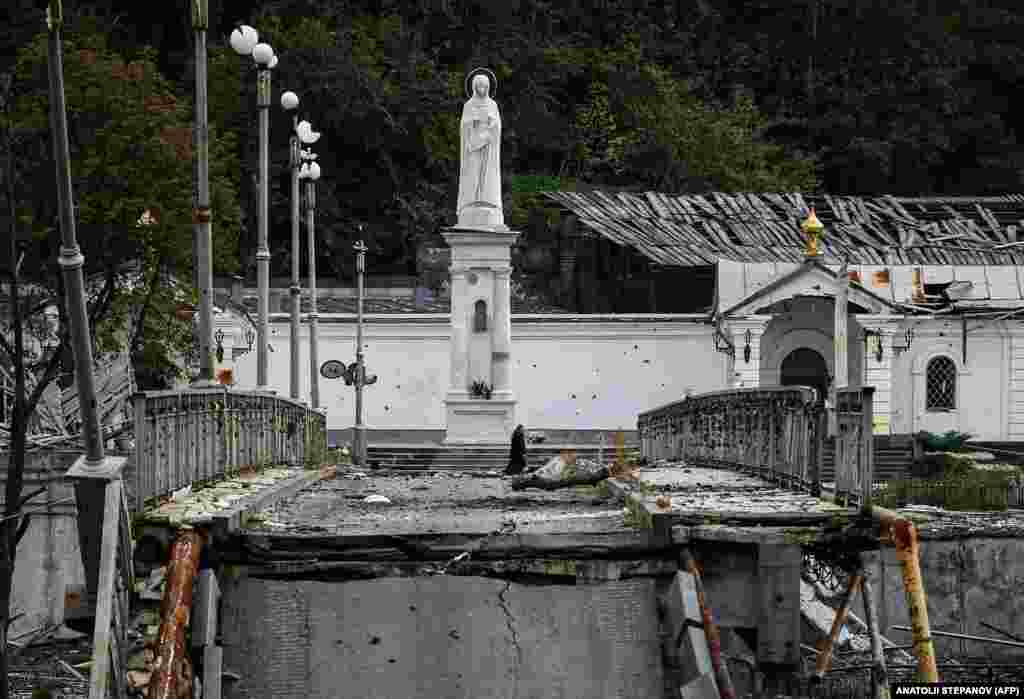 Пошкоджена Свято-Успенська Святогірська лавра поблизу нещодавно звільненого міста Святогірськ на Донеччині.