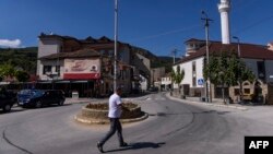 Albanci u Srbiji žive uglavnom u Preševu, Medveđi i Bujanovcu – opštinama koje su poznate i kao Preševska dolina (na fotografiji Preševo)