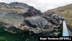 Ugalj natovaren na kamion.