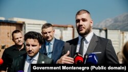 Premijer Dritan Abazović i Rade Milošević direktor Uprave carina u ostavci, prilikom zapljene cigareta u Luci Bar 7. septembra 2022. godine. Foto: Vlada Crne Gore.