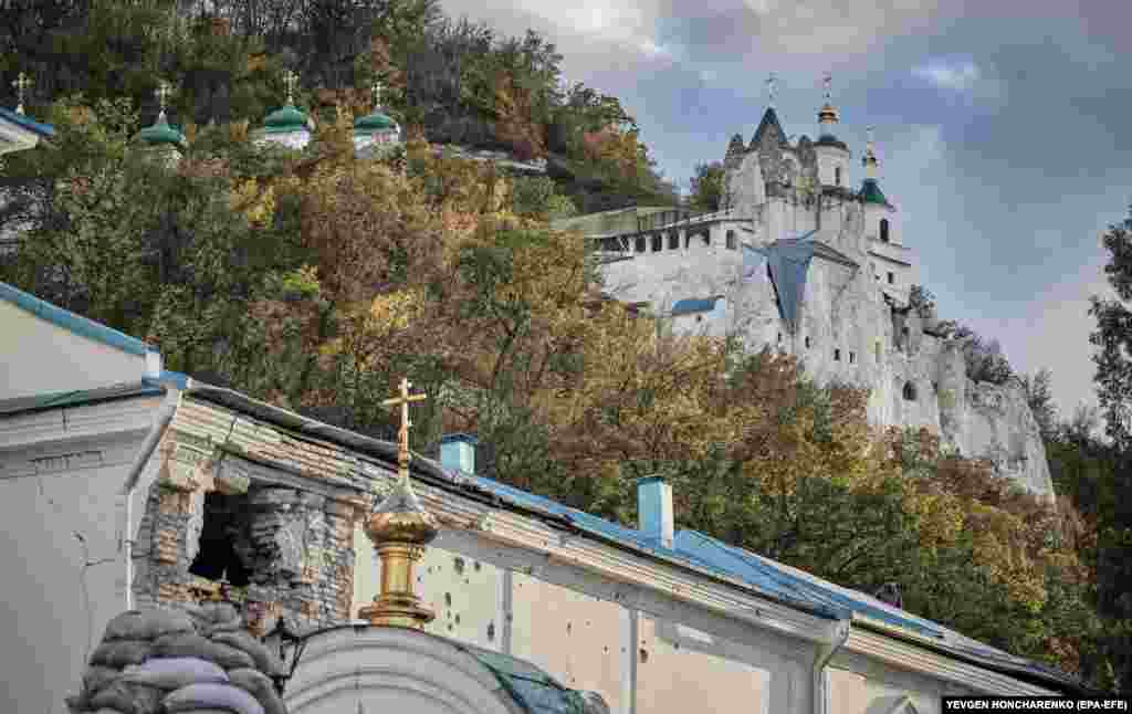 Пошкодження монастиря, який розташований на схилах річки Сіверський Донець, 3 жовтня, 2022 року У вересні Збройні сили України звільнили місто Святогірськ на Донеччині від російських військ &nbsp;