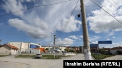 Bezbednosna kamera ispred opštine Parteš, u selu Pasjane. Uslikano oktobra 2022.