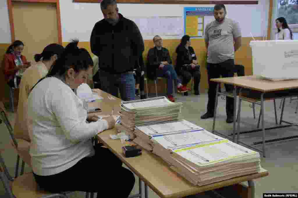 Veći broj glasača na jednom od glasačkih mjesta u Bratuncu, na istoku BiH.&nbsp;