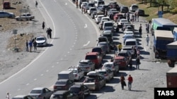 Очередь на КПП "Верхний Ларс" между Россией и Грузией