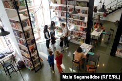 ყველა წიგნი, რაც აუდიტორიაში იყიდება, საქართველოში რუსეთიდან ჩამოდის. წიგნების უმეტესობა, რუსულენოვანია - მხოლოდ ორი თარო აქვს დათმობილი ინგლისურენოვან წიგნებს.