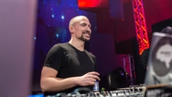 Danju profesor, noću DJ Danju profesor, noću DJ