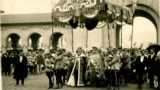 Regina Maria, alături de Regele Ferdinand, în momentul ei de maximă glorie: încoronarea de la Alba Iulia din 15 octombrie 1922. Cei doi deveniseră suverani ai României în vreme de război, în 1914, când orice ceremonie ar fi fost considerată nepotrivită. 