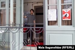 ანდრეი და მისი კატა ფრეია კინოთეატრის შესასვლელთან. იმ დღეს, როცა მას შევხვდით, სინემაჰოლიკ თბილისში “ჯოჯო კურდღელი” გადის, ოსკაროსანი ფილმი ნაცისტურ გერმანიაში მცხოვრებ პატარა ბიჭზე, რომლის წარმოსახვითი მეგობარიც ადოლფ ჰიტლერია.