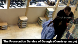 ბექა ჯაიანი მაღაზიაში მკვლელობის იარაღს არჩევს. ვიდეოსათვალთვალო კამერის ჩანაწერი კესარია აბრამიძის მკვლელობის დღეს ასახავს.