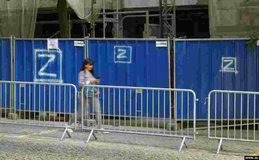 U blizini Putinovog murala nekoliko slova "Z" je naslikano sprejom na privremenu ogradu. Simbol je postao amblem invazije na Ukrajinu kada je ruskim trupama naređeno da naslikaju slovo na svojim vozilima kako bi razlikovali ruske kolone od ukrajinskih snaga.