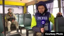 Novinar Current Timea Roman Sukhin na zadatku, Irpin, 3. april 2022.