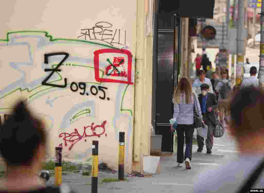 Slovo "Z" uz datum 9. maj -- dan kada Rusija slavi sovjetsku pobjedu nad nacističkom Njemačkom. Na istom zidu je narušen portret vojskovođe bosanskih Srba i osuđenog ratnog zločinca Ratka Mladića.  