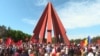 Moldova, membri și simpatizanți PSRM celebrează Ziua Victoriei mărșăluind la Chișinău.