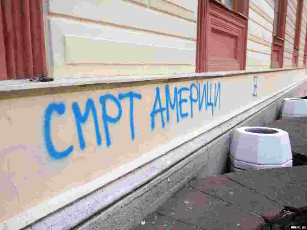 Grafiti koji objavljuju "smrt Americi" uz slovo "Z". Antiameričko raspoloženje u Srbiji je rasprostranjeno od NATO bombardovanja Jugoslavije 1999. godine u kojem je ubijeno najmanje 489 civila.  