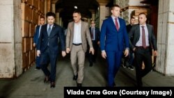 Dritan Abazović (prvi s lijeva), premijer Crne Gore, prilikom obilaska carinske luke Bar prilikom zaplene duvanskih proizovda vrednih, kako je saopšteno, više desetina miliona evra 14. maja 2022.