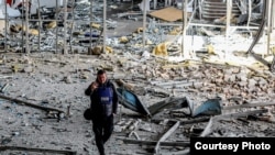 Novinar Andrej Kovalenko na aerodromu u Mikolajevu, uništenom u ruskom granatiranju, 13. april 2022.