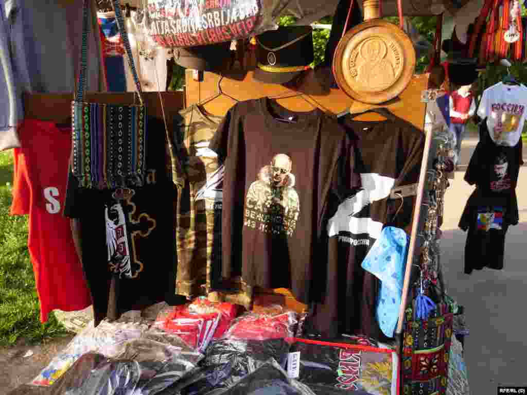 Na Beogradskoj tvrđavi prodaju majice sa slovom "Z" i natpisom "Ruska armija" uz dizajn Vladimira Putina.