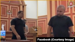 მარცხნივ - ბადრი თათანაშვილი, მარჯვნივ - ავთანდილ ფოცხვერაშვილი. სასამართლო სხდომაზე გადაღებული ფოტოები სოციალურ ქსელში მათი დაკითხვის პარალელურად გავრცელდა. 