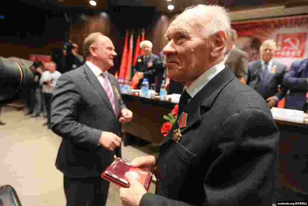 Награду для отсутствующего на съезде бывшего лидера литовских коммунистов Миколаса Бурокявичуса получил его коллега Юозас Ермалавичус