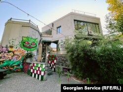 დედაენა ბარის გარე ფასადი