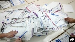 Zvaničnici Izborne komisije broje glasove nakon opštih izbora u Sarajevu, 2. oktobra 2022, ilustrativna fotografija.