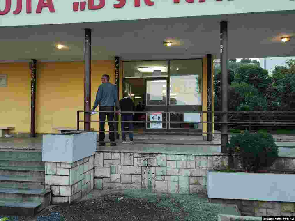 Na jugu BiH, u Trebinju,&nbsp;tačno u 7 sati otvorena su sva biračka mjesta. Ovoreno je 46 redovnih biračkih mjesta za 31.184 birača, kao i jedno biračko mjesto za glasanje u odsustvu.