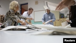 Zvaničnici Izborne komisije BiH broje glasove nakon predsjedničkih i parlamentarnih izbora na biračkom mjestu u školi u Sarajevu, Bosna i Hercegovina, 2. oktobra 2022.