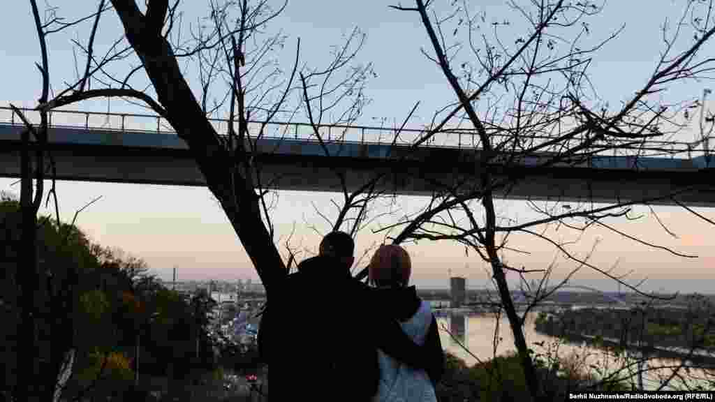 Video napada u blizini mosta je od tada postao viralan na društvenim mrežama, postajući simbol snage i stabilnosti Ukrajine.