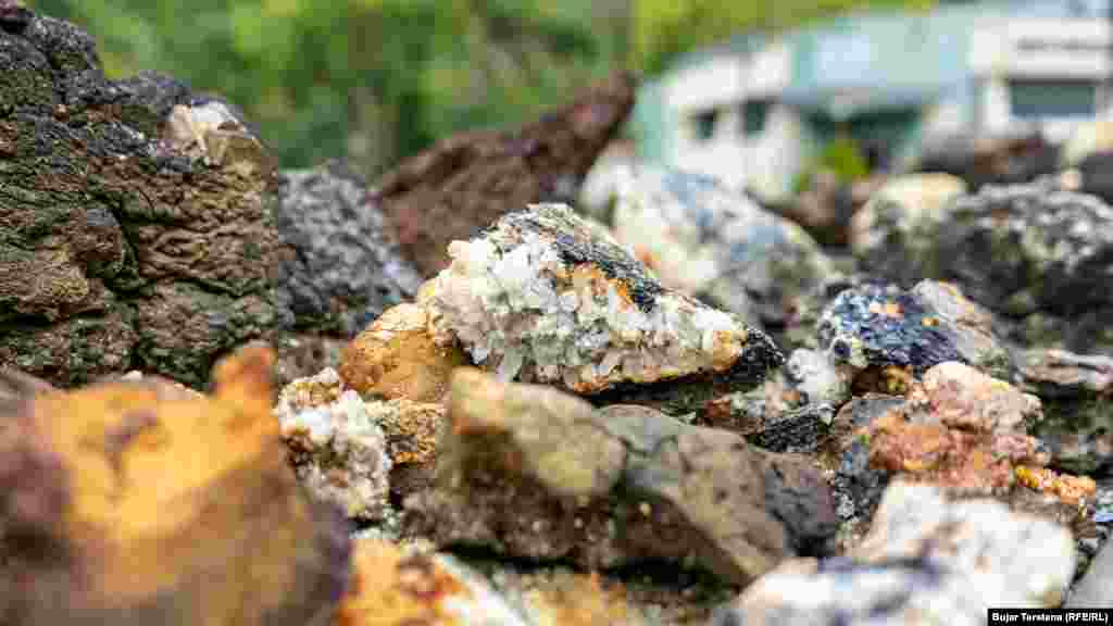 Kristali različitih boja izloženi u dvorištu muzeja.