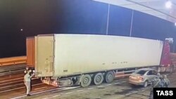 სატვირთო ავტომობილის შემოწმება, რომელიც, რუსეთის ვერსიით, ყირიმის ხიდზე აფეთქდა. 8 ოქტომბერი, 2022 წელი