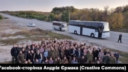 რუსეთის ტყვეობიდან გათავისუფლებული 108 ქალი. ფოტოს ავრცელებს ანდრი ერმაკი. 17 ოქტომბერი 