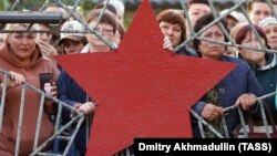 უკრაინასთან საომრად რუსეთის მიერ მობილიზებულთა გამცილებელი ქალები. სტავროპოლის მხარე. 2022 წლის 30 სექტემბერი