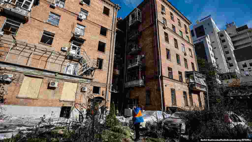 Nakon mjeseci relativnog zatišja u glavnom gradu Ukrajine, napadi 10. oktobra na Kijev označili su značajnu eskalaciju. Lideri G7 su saopštili rekli da će pozvati Putina na odgovornost. "Najoštrije osuđujemo ove napade", rekli su, "i podsjećamo da neselektivni napadi na nedužno civilno stanovništvo predstavljaju ratni zločin".