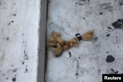 Odsiječena pletenica kose na protestima zbog smrti Mahse Amini u Ateni, Grčka, 24. septembar 2022.