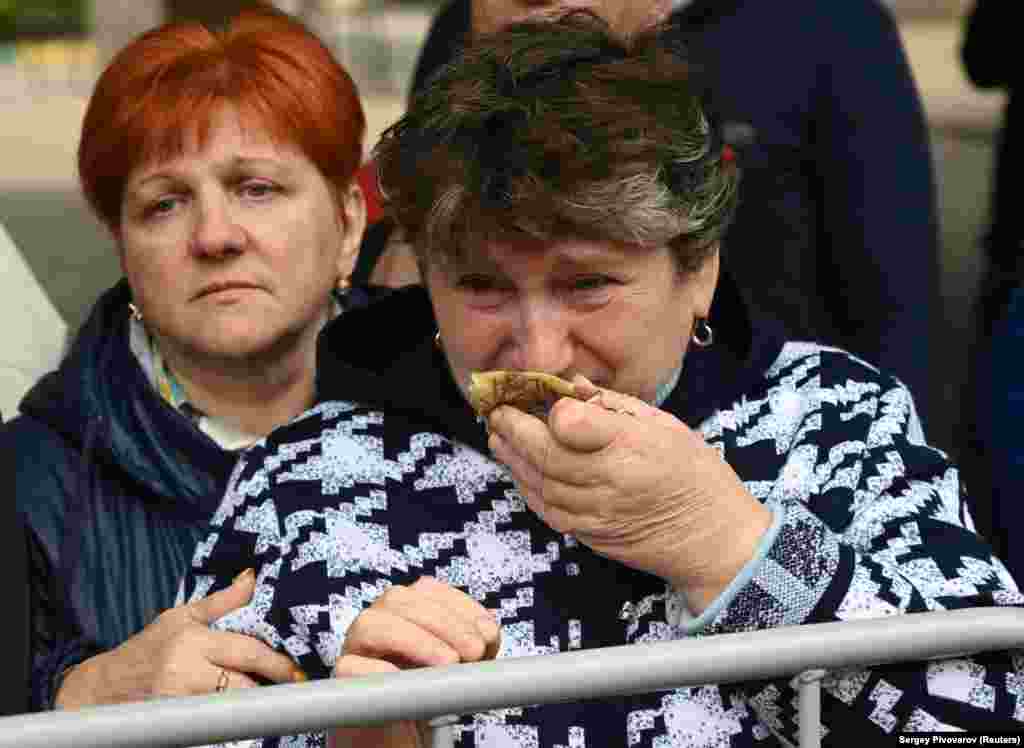 Žena plače dok rezervisti regrutovani tokom djelimične mobilizacije odlaze u vojne baze, u gradu Batajsk, u Rostovskoj oblasti, Rusija 26. septembra 2022.