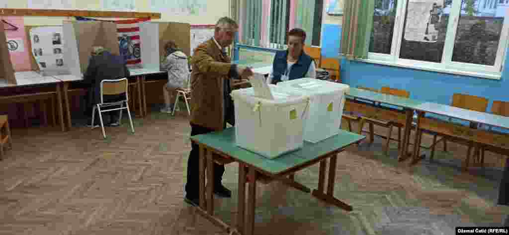 Građani Bihaća, na sjeverozapadu BiH, na glasačkim mjestima od otvaranja u 7 sati.&nbsp;