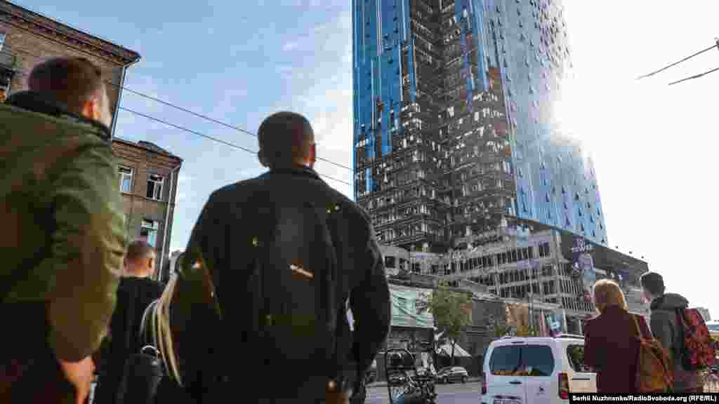 Stanovnici Kijeva posmatraju zgradu oštećenu u ruskom raketnom napadu na ukrajinsku prijestolnicu 10. oktobra. Predsjednik Rusije Vladimir Putin pohvalio se "masovnim napadom" širom Ukrajine u znak odmazde za, kako je rekao, "teroristički napad" na most koji povezuje Rusiju sa Krimom, teritoriju koju je Moskva ilegalno oduzela Ukrajini 2014. godine.