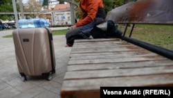 Migranti sa kojima je RSE razgovarao tražili su da se iz bezbednosnih razloga sakriju njihova lica. Migrant iz Avganistana Ghodrat (na fotografiji) kaže za RSE da bi poručio političarima država na migrantskoj ruti da ne otežavaju položaj migrantima. 