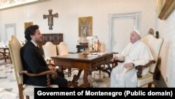 Abazović tokom susreta sa papom Franjom. Vatikan, 10. oktobar 2022.