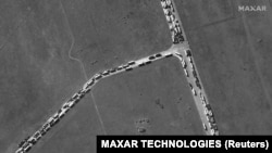 Вид на грузовые автомобили, ожидающие в Керчи. Крым, 12 октября 2022 года