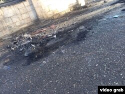 ადგილი გია ხარჩილავას სახლის ჭიშკართან, სადაც მისი ავტომობილი დაიწვა