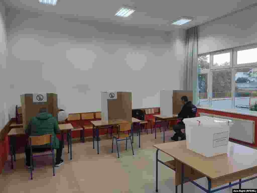 Biračko mjesto u Klubu penzionera u Cazinu, na sjeverozapadu BiH.&nbsp;Glasanje na ovim izborima drukčije je nego do sada, jer su glasačke kabine okrenute prema biračkom odboru, koji gleda u leđa birača.&nbsp;Ova novina je tu da bi birači bili onemogućeni da slikaju popunjene glasačke listiće, iznose ih, i slično.