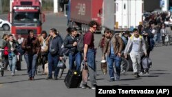 რუსეთიდან მომავალი ადამიანების ჯგუფი კვეთს საქართველოს საზღვარს. 27 სექტემბერი, 2022.