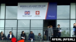 Građani i građanke Kosova ispred centra za vize u Prištini