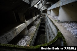 Prostori unutar kompleksa su puni građevinskog otpada