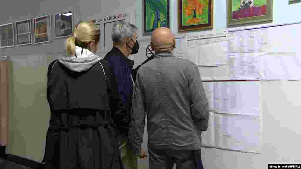 Ispred jednog od glasačkih mjesta u Sarajevu.