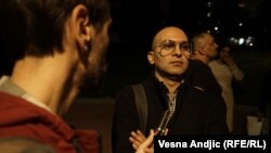 Siniša Marinković je imao 12 godina u vreme kada je njegov sugrađanin Dušan ubijen: "Sećam se tog osećaja straha i neizvesnosti, skrivanje iza zidića da te neko ne vidi i sve to zbog toga što si tamnije puti."