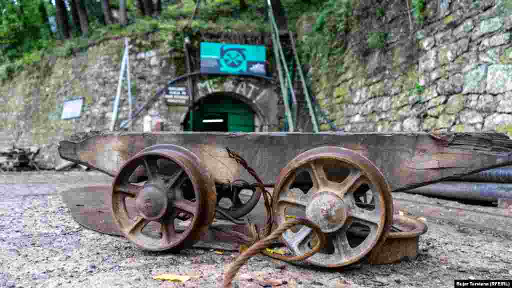 Ulaskom u rudnik u Starom Trgu, svaki rudar koji uđe dočekan je uz poruku “Srećno”.