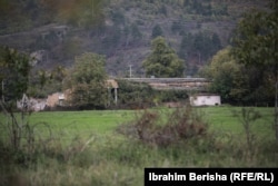 Objekat fabrike meda fotografisan iz daljine