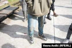 "Osećao sam se loše kada mi je policija u Bugarskoj uzela novac, situacija u Avganistanu je loša, a porodica mi šalje novac", rekao je migrant iz Avganiostana Šer.